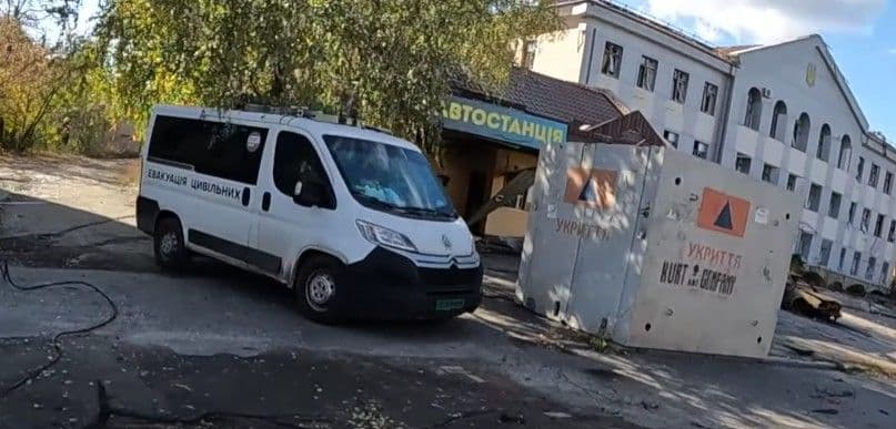 Пока "белые ангелы" эвакуировали людей из Константиновки, над ними кружил вражеский дрон (видео)