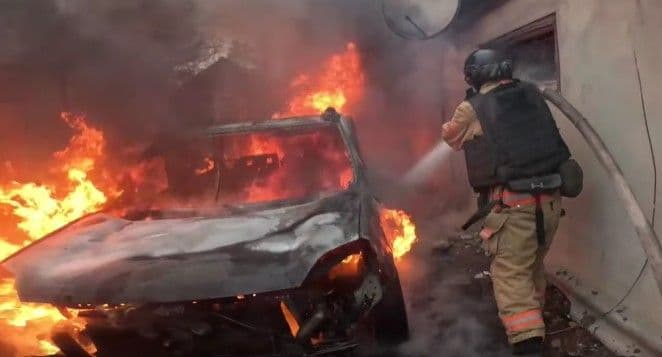 Росіяни вдарили по Дружківці: загорілася автівка (відео)