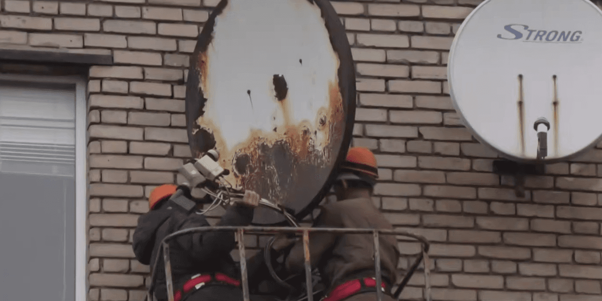 В Алчевске оккупационная администрация и управители демонтируют запрещенные спутниковые тарелки