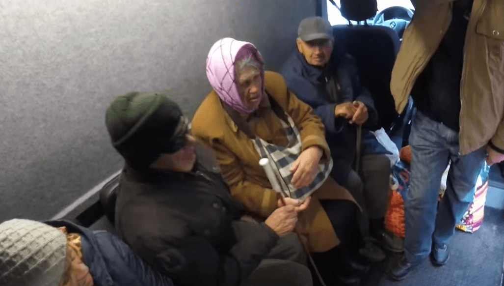 Менше кілометра до фронту: поліціянти евакуювали близько 30 жителів Лиманської громади (фото)