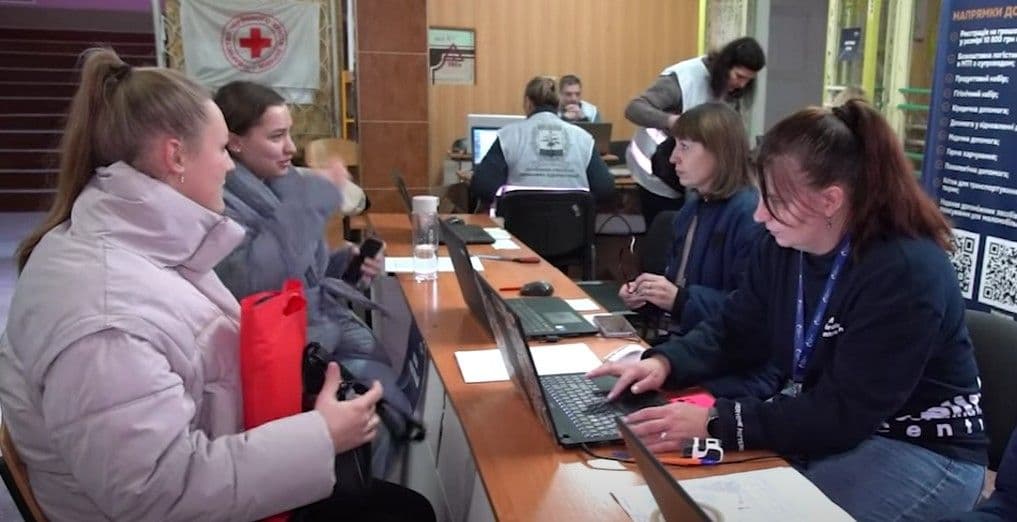 <em>У транзитному центрі на Харківщині. Скриншот з відео Донецької ОДА</em>