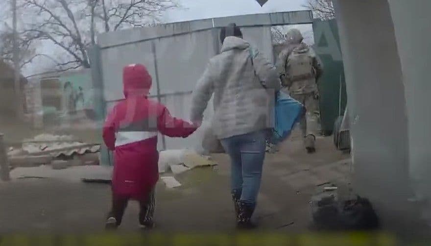 <em>Евакуація з Костянтинівки, листопад 2025 року. Скриншот з відео Патрульної поліції Краматорська та Слов'янська</em>