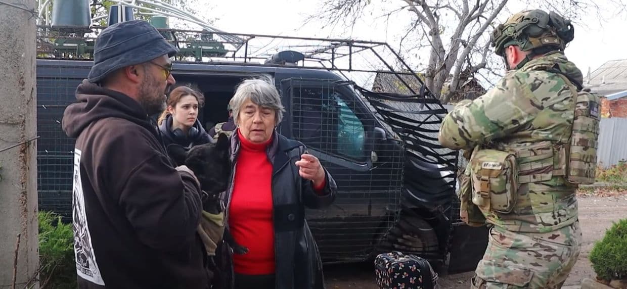 Поліціянти евакуювали з Костянтинівки родину з підлітком, собаками та котами (відео)