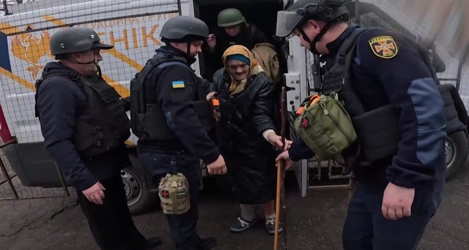 Ще 3 цивільних вивезли рятувальники з Дружківки на Донеччині (відео)