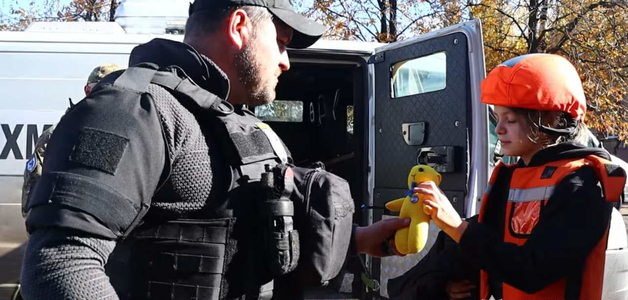 З Олексієво-Дружківки "Білі янголи" евакуювали родину з двома дітьми (відео)