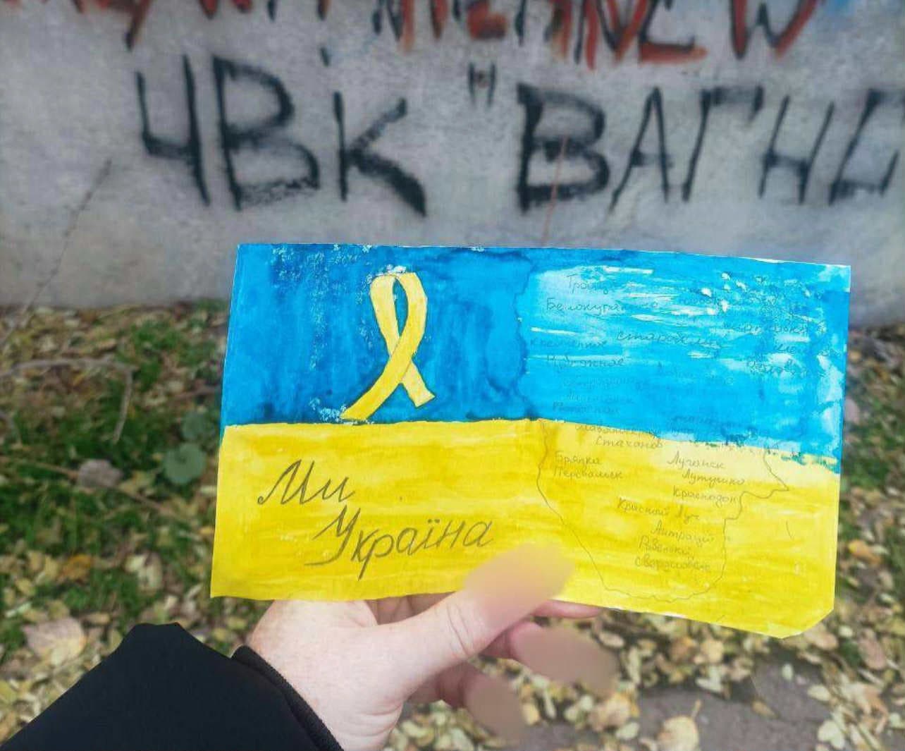 Синьо-жовта символіка знову майорить на вулицях ТОТ Донеччини та Луганщини (фото)