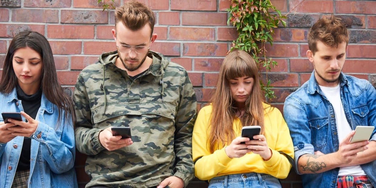 <em>Молодежь со смартфонами в руках. Фото: Freepik</em>