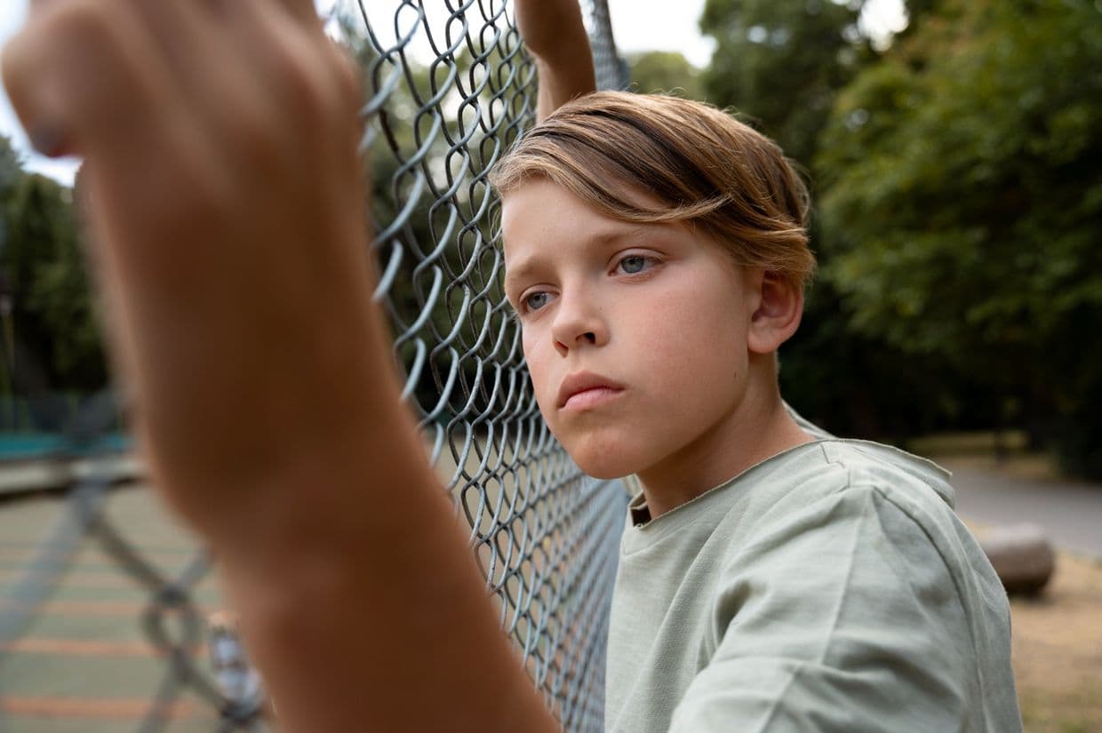 <em>Хлопець за парканом. Фото: Freepik</em>