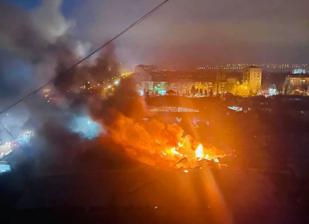 <em>У Краматорську росіяни завдали удару по місцевому ринку, поранено жінку. Фото: МВА</em>