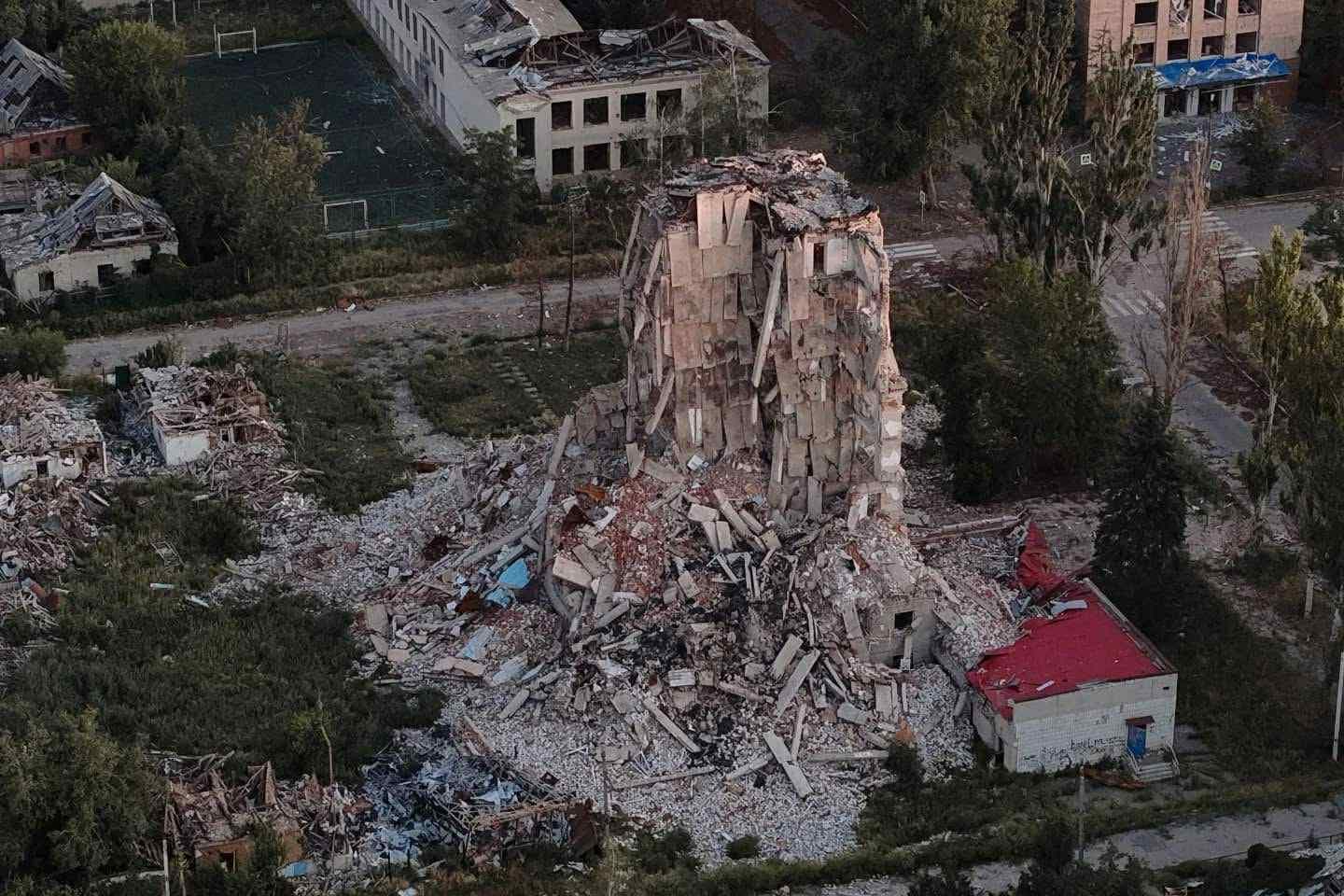 Установление украинского флага на горсовете в Покровске обесценили заявления врага о полном контроле населенного пункта