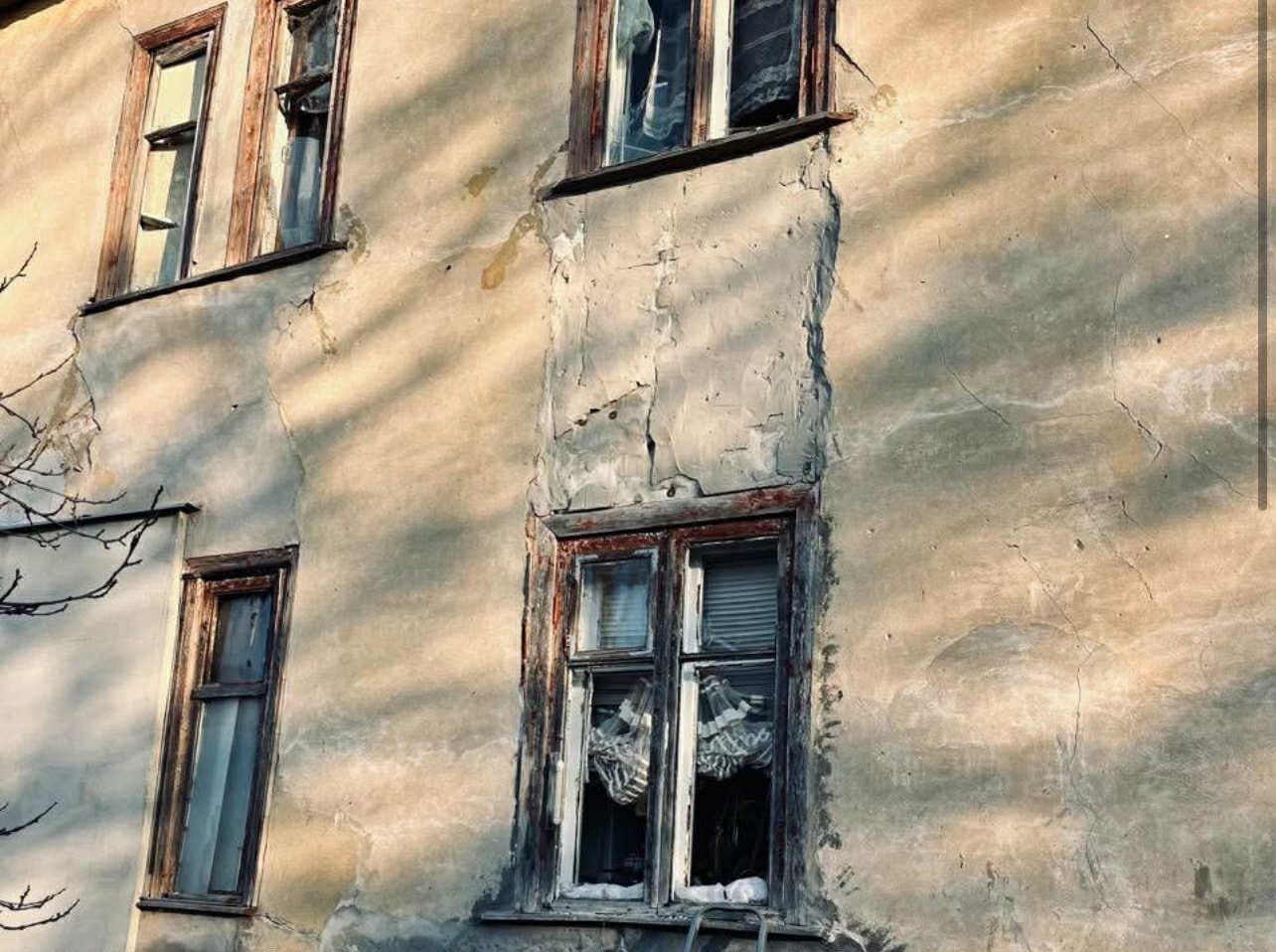 У Словʼянську ворожим обстрілом пошкоджено двоповерховий житловий будинок