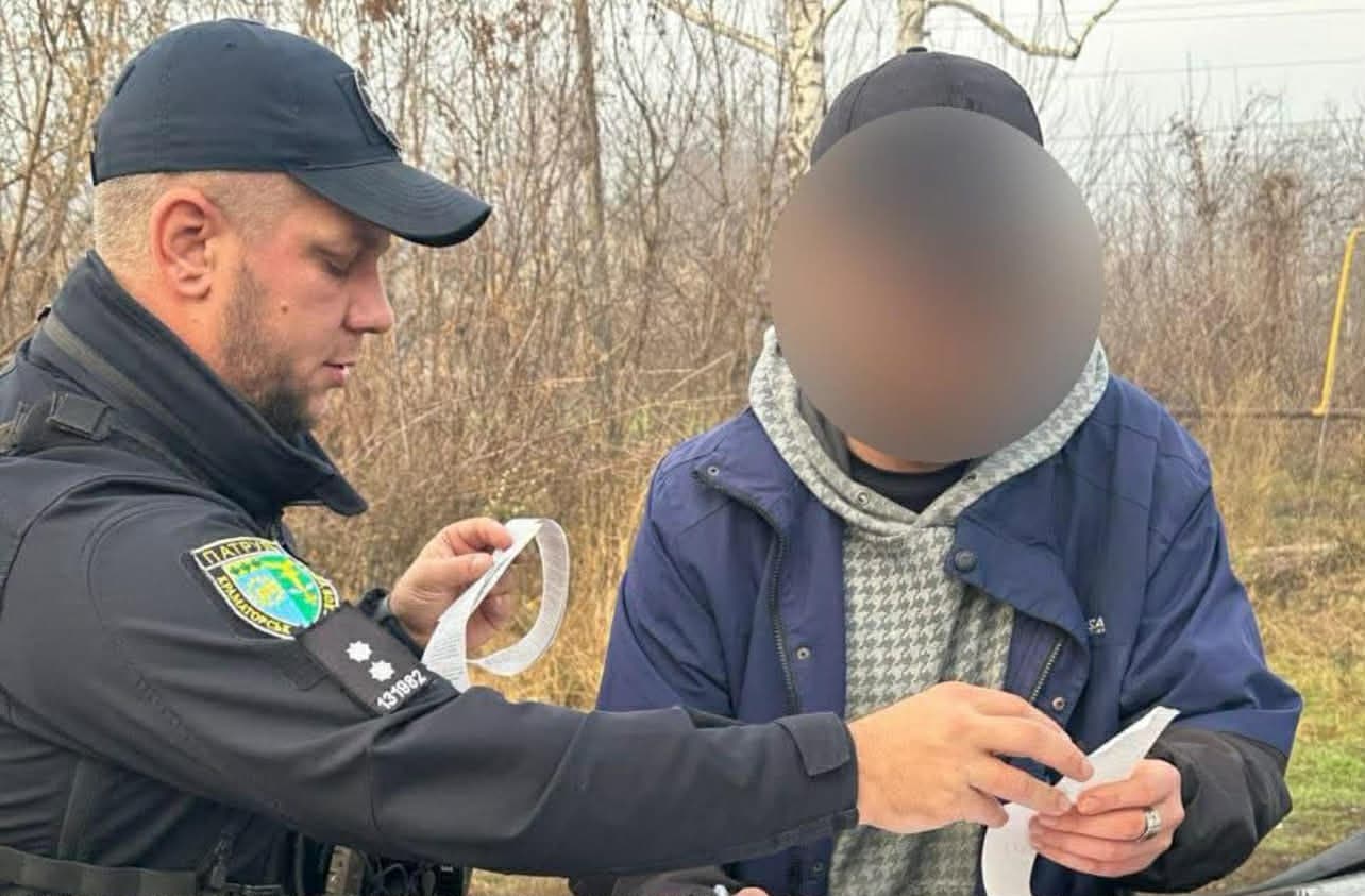 <em>В Славянске полицейские задержали водителя на автомобиле в розыске. Фото: патрульная полиция Краматорска и Славянска</em>