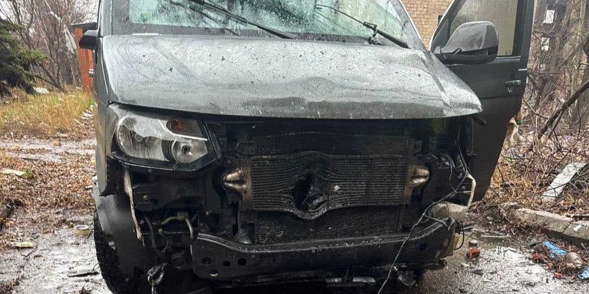 Російський оптоволоконний FPV-дрон ударив по броньованому еваку в Костянтинівці