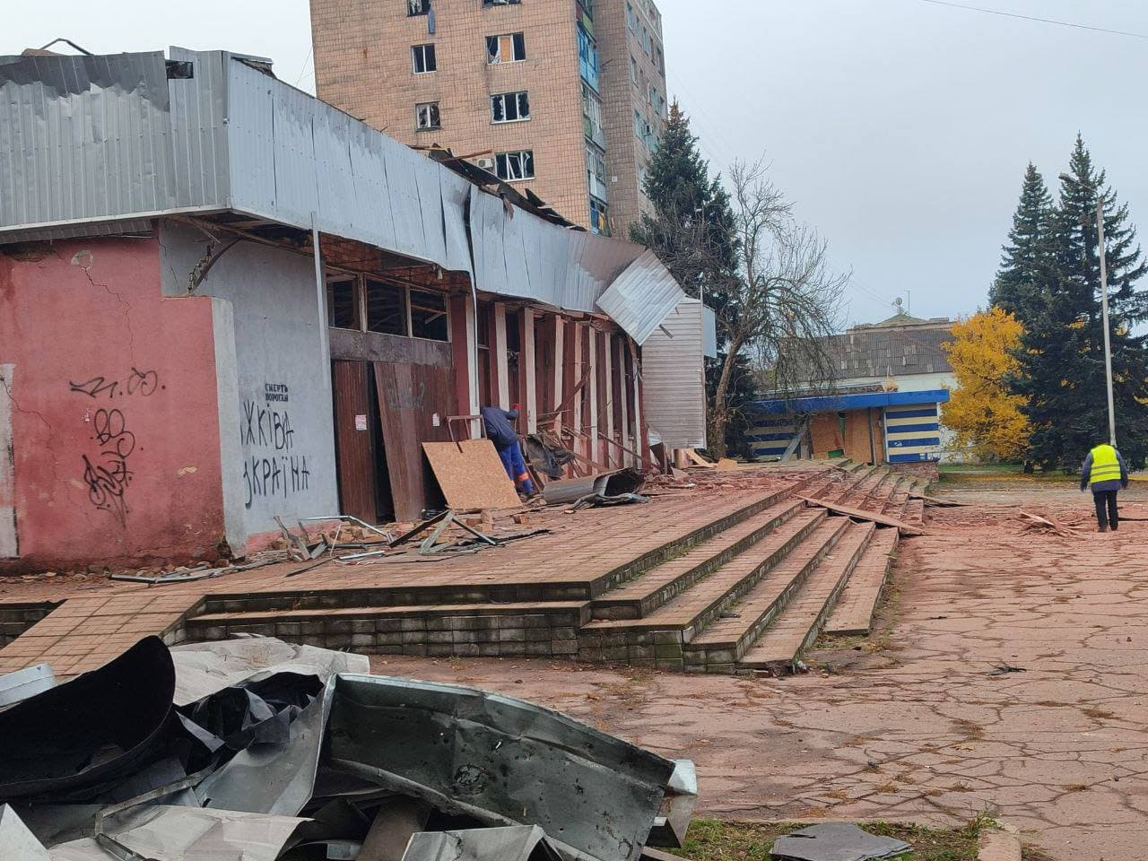 Ворог цілеспрямовано ударив по центру у Дружківський громаді: одна жінка загинула, одну — поранено