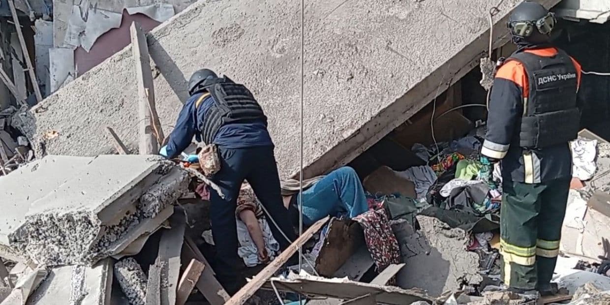 У Добропіллі врятували чоловіка з-під завалів 5-поверхівки після ворожого авіаудару (фото, відео)