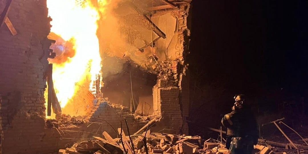 Вогнеборцям знадобилося понад 12 годин, аби загасити пожежу житлового будинку в Миколаївці на Донеччині (фото)