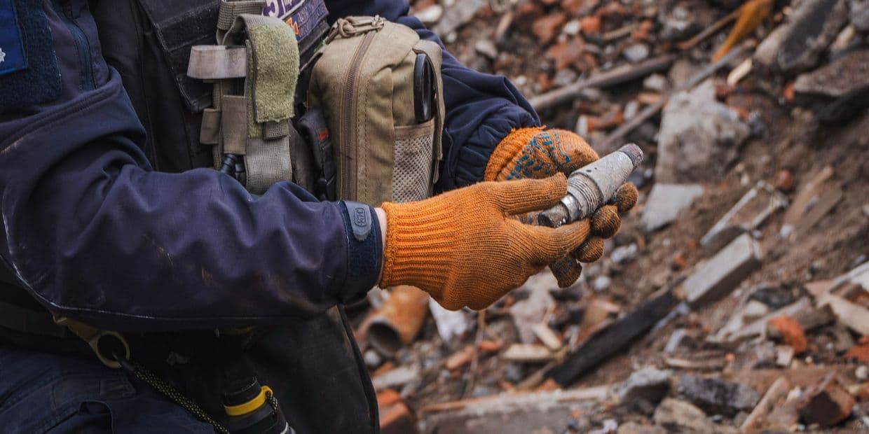 <em>Сапер тримає "подарунок" війни. Фото: ДСНС Донеччини</em>