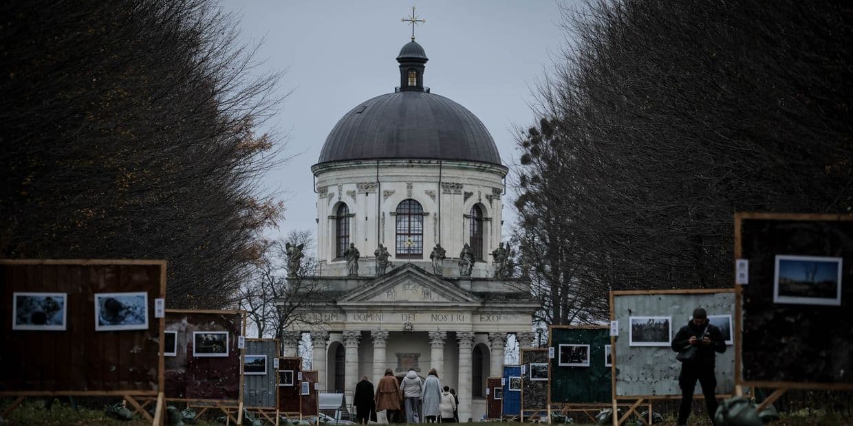 У Львові відкрилася фотовиставка-інсталяція, присвячена обороні Часового Яру (фото)