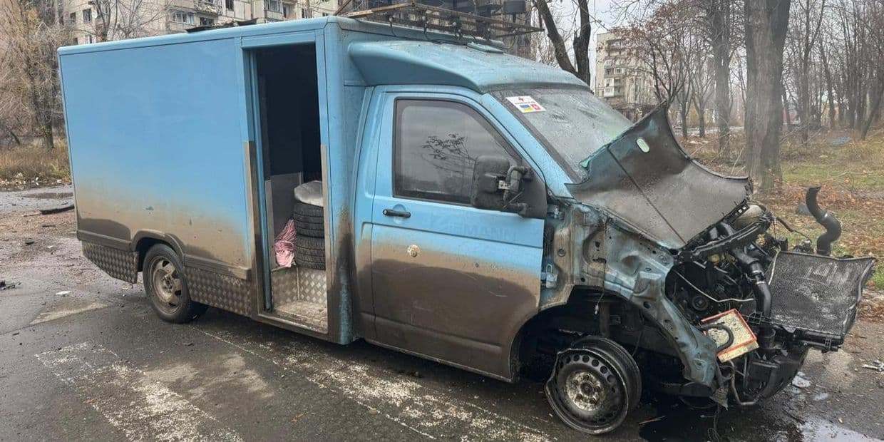 Россияне ударили по сотрудникам Константиновской ГВА: поврежден броневик, ранены люди (фото, видео)