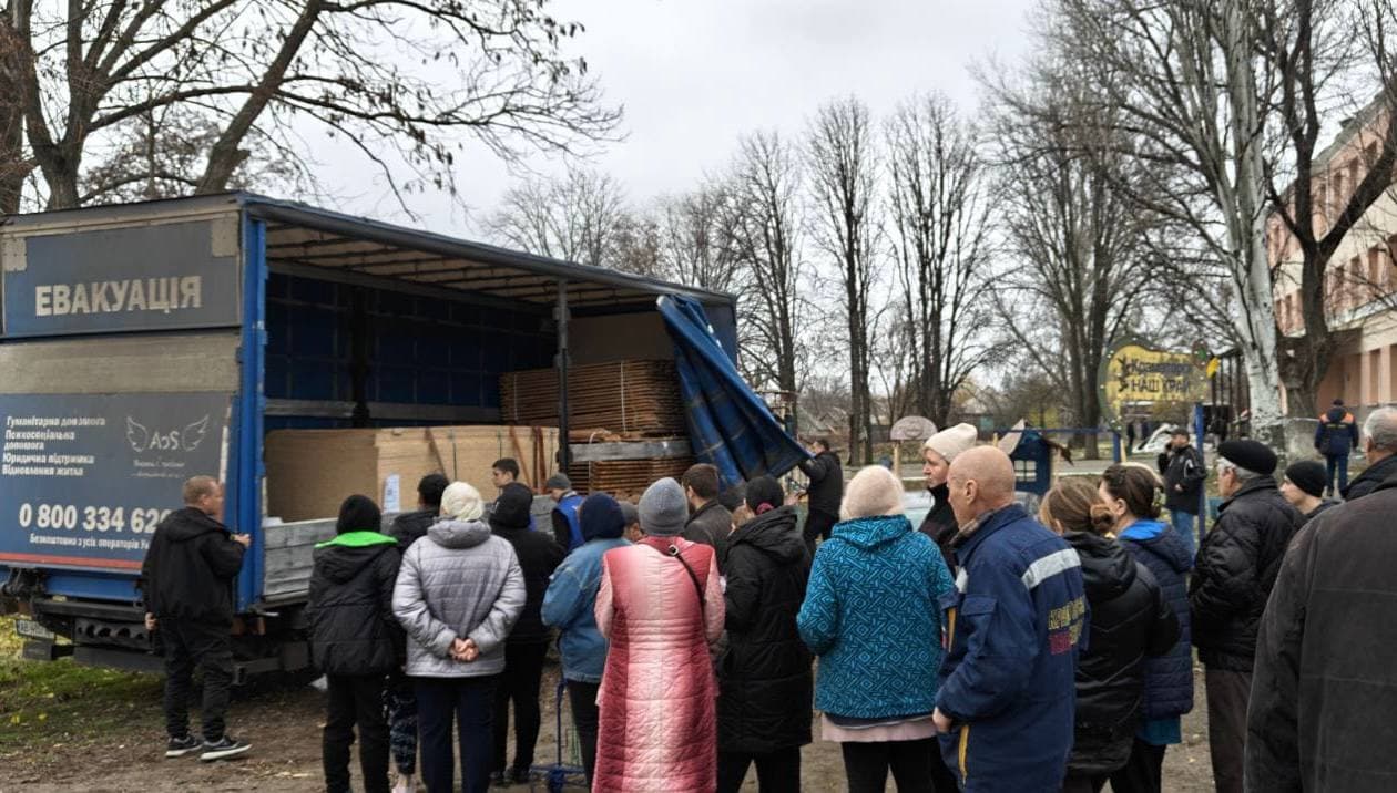 <em>В Краматорске люди получают материалы для быстрого ремонта после российских обстрелов Краматорский городской совет</em>