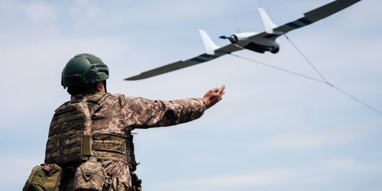 <em>Украинский защитник запускает БпЛА. Фото: 82-я отдельная десантно-штурмовая Буковинская бригада</em>