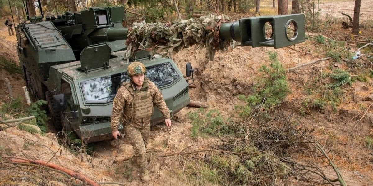 <em>Украинский защитник и САУ. Фото: 41 ОМБр</em>