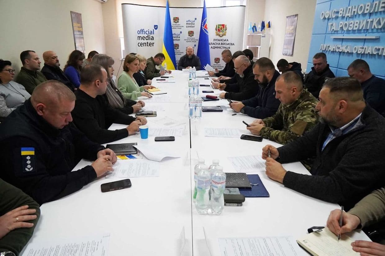 <em>Рада оборони Луганщини, 18 листопада 2025 року. Фото: Facebook/Олексій Харченко</em>