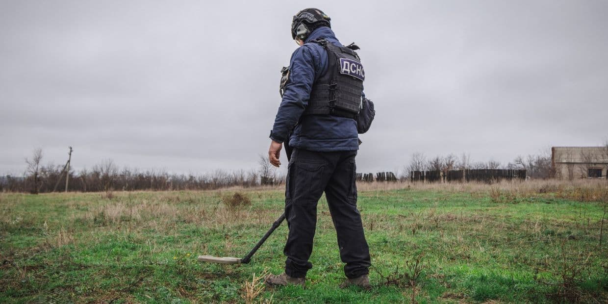 <em>Працює сапер Служби порятунку. Фото: ДСНС Донеччини</em>