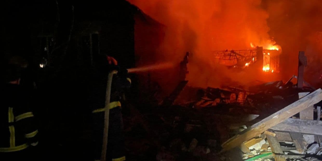 Унаслідок нічного удару по Слов'янську горіли два будинки (фото)