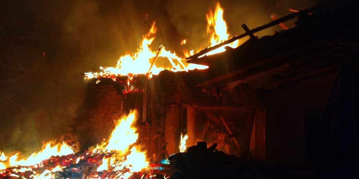 Через російські обстріли Донеччини вогнеборці виїздили на 3 пожежі, залучали робота (фото, відео)