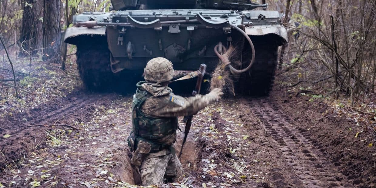 <em>Український захисник і танк. Фото: Комунікаційний підрозділ Регіонального управління Сил ТрО "Північ" Збройних Сил Україн</em>и