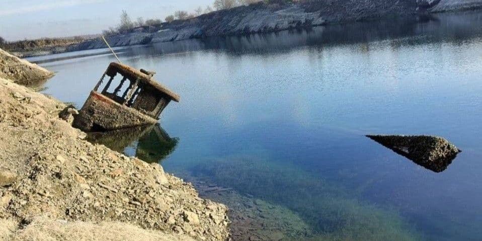 Окупанти майже повністю викачали Монахівський кар'єр на Донеччині: знову видно затоплені автобуси (фото)