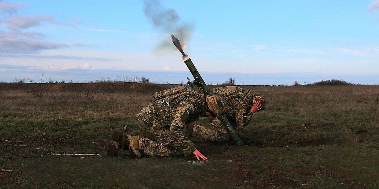 <em>Стріляє міномет. Фото: ОК "Південь"</em>
