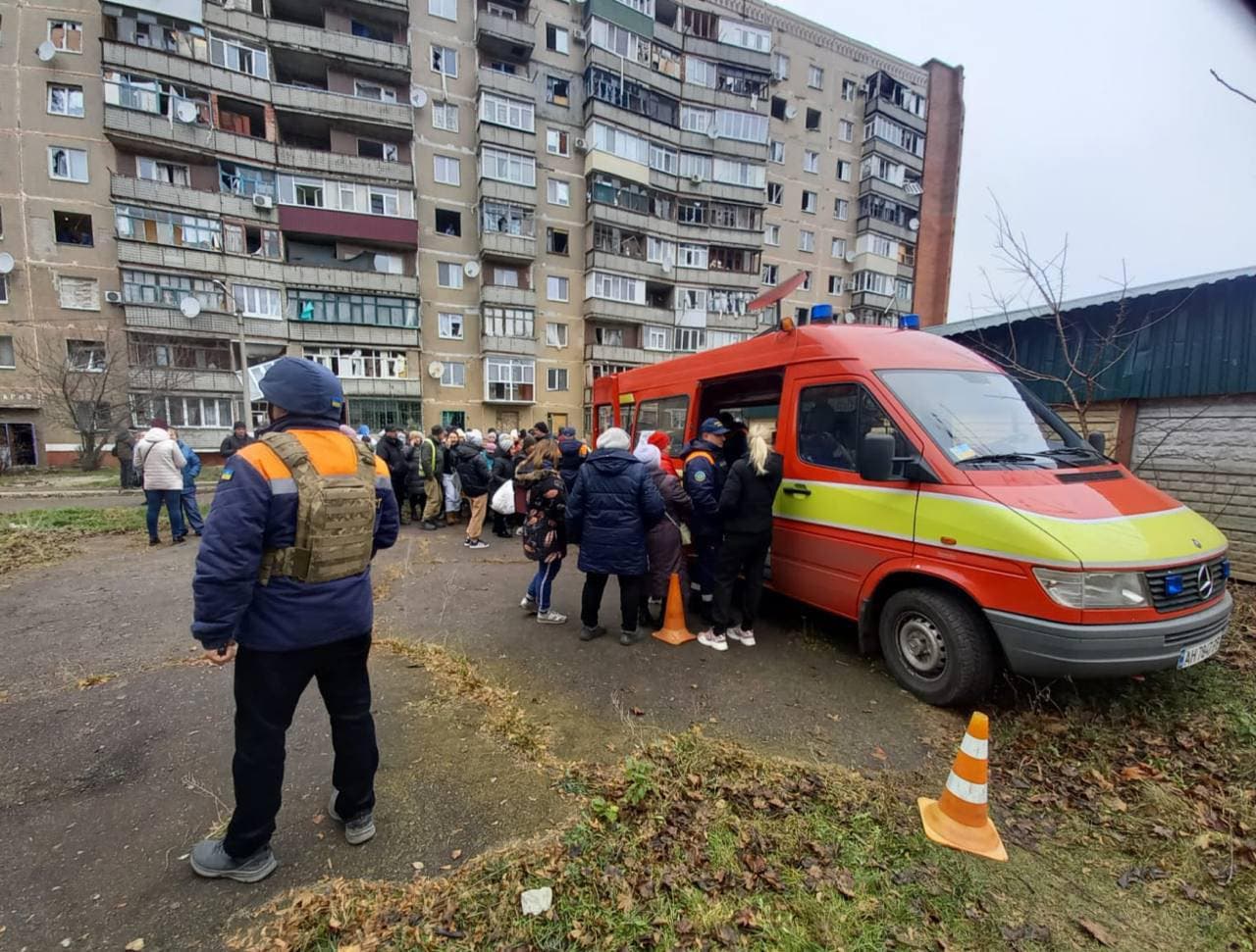 Понад 250 наборів для швидкого ремонту після вчорашнього російського обстрілу видали краматорцям