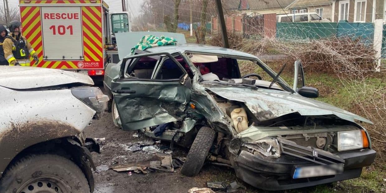 ДТП на Донеччині: в Олександрівській громаді жінку довелося вирізати з автівки