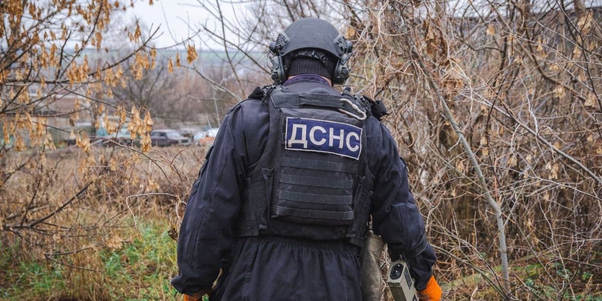 <em>Працює сапер Служби порятунку. Фото: ДСНС Донеччини</em>