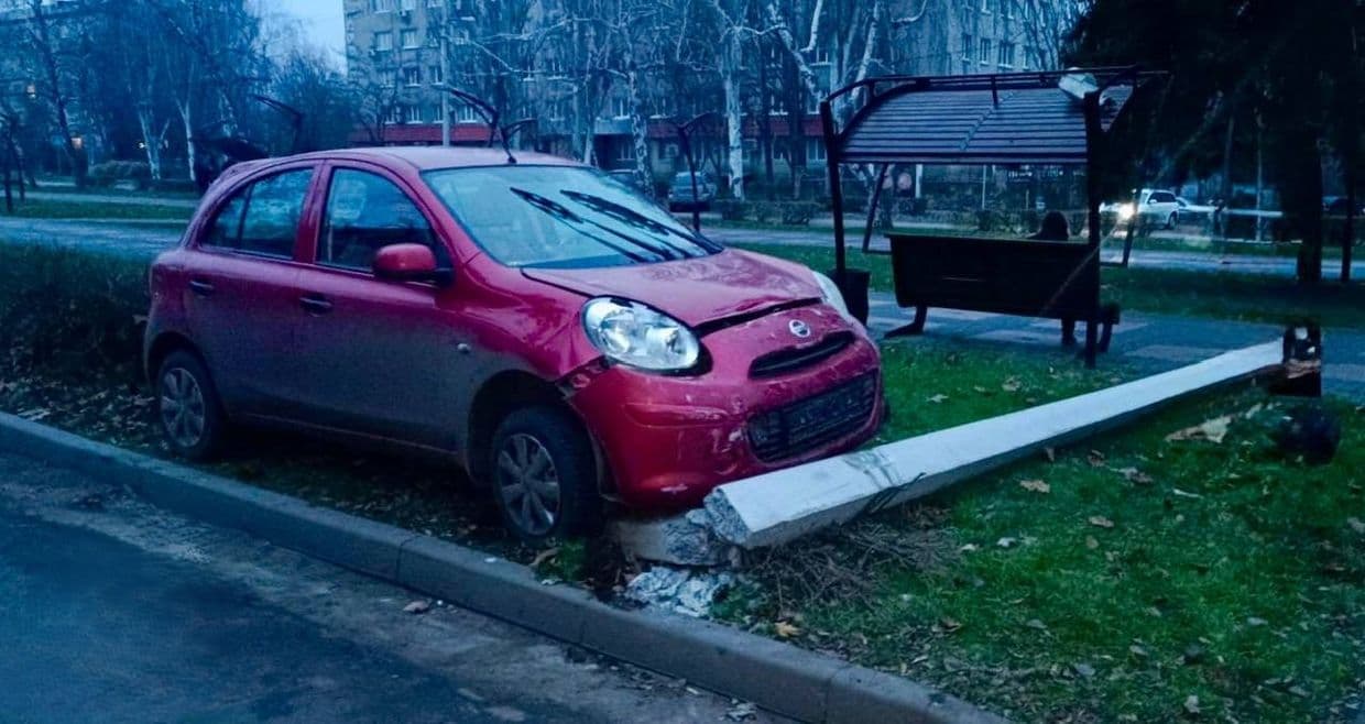 У Краматорську чоловік погрожував і ображав співмешканку, а легковик "зніс" електроопору (фото)