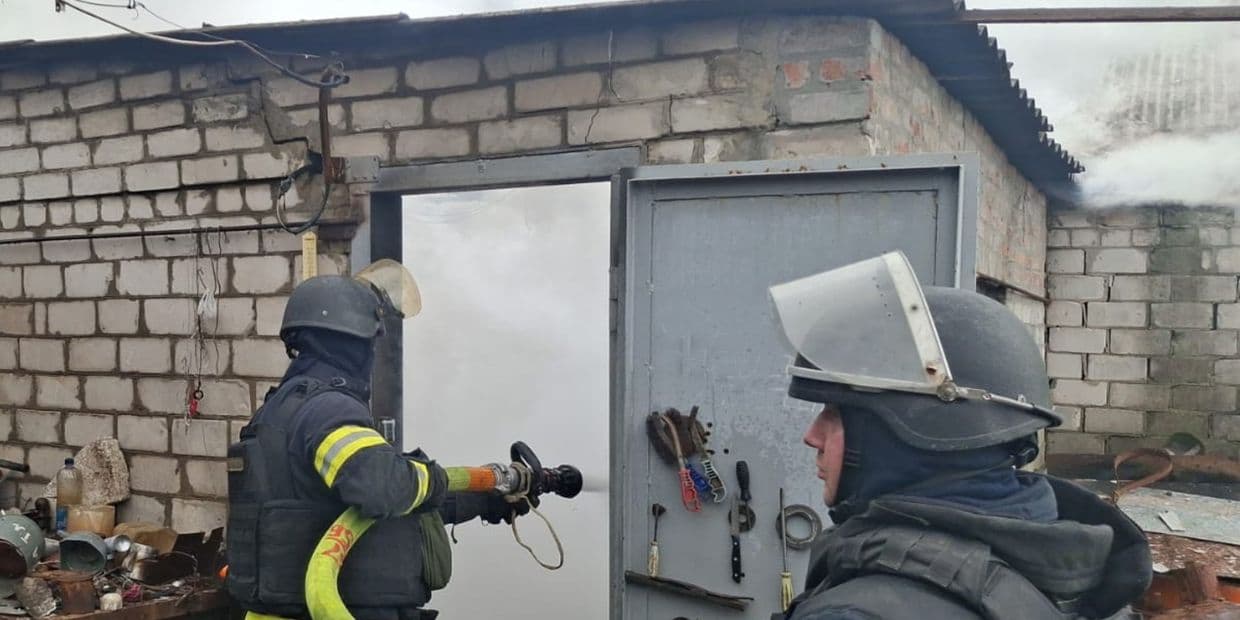 У Слов'янську внаслідок обстрілу горіла автівка, а у Дружківці вогнеборці не змогли догасати пожежу (фото)