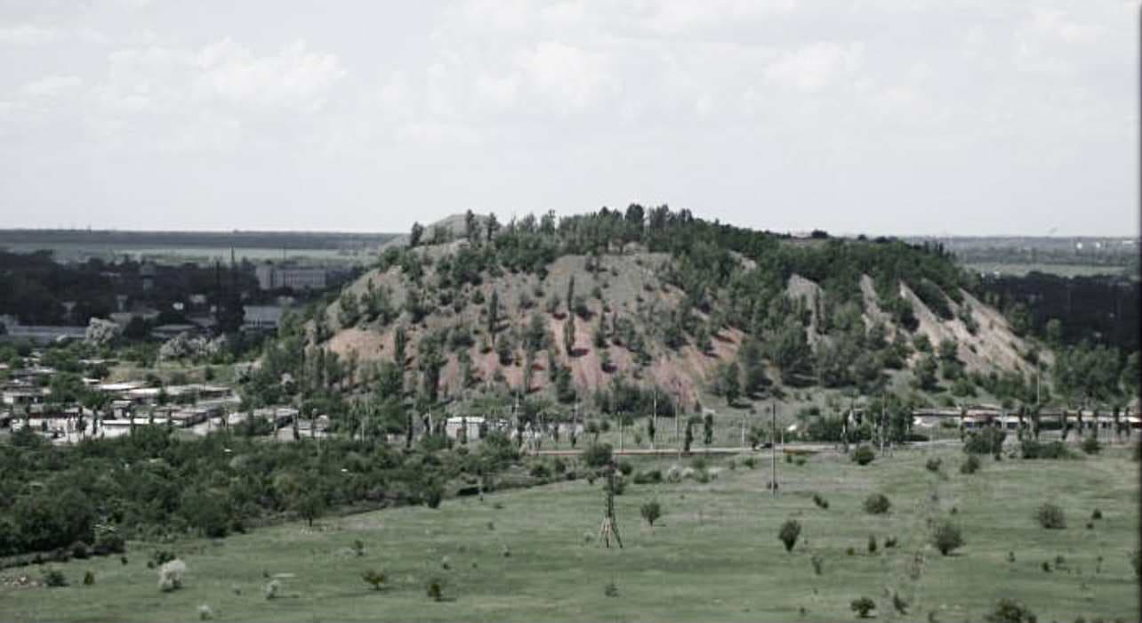 <em>Терикон закритої шахти № 3-3 «біс» (Мирноград). Фото: wikimapia.org</em>