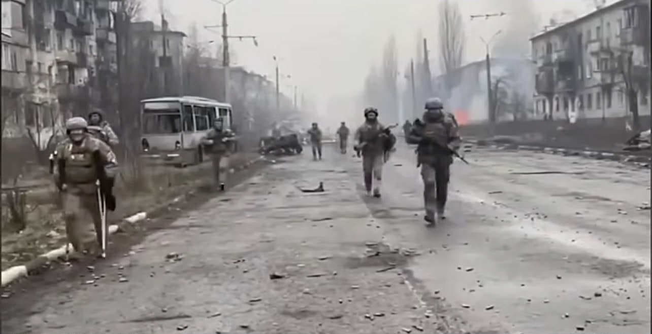 <em>Кадр з фейкового відео рф. Росіяни показали чергову ШІ-підробку про "втечу Сил оборони з Мирнограда"</em>