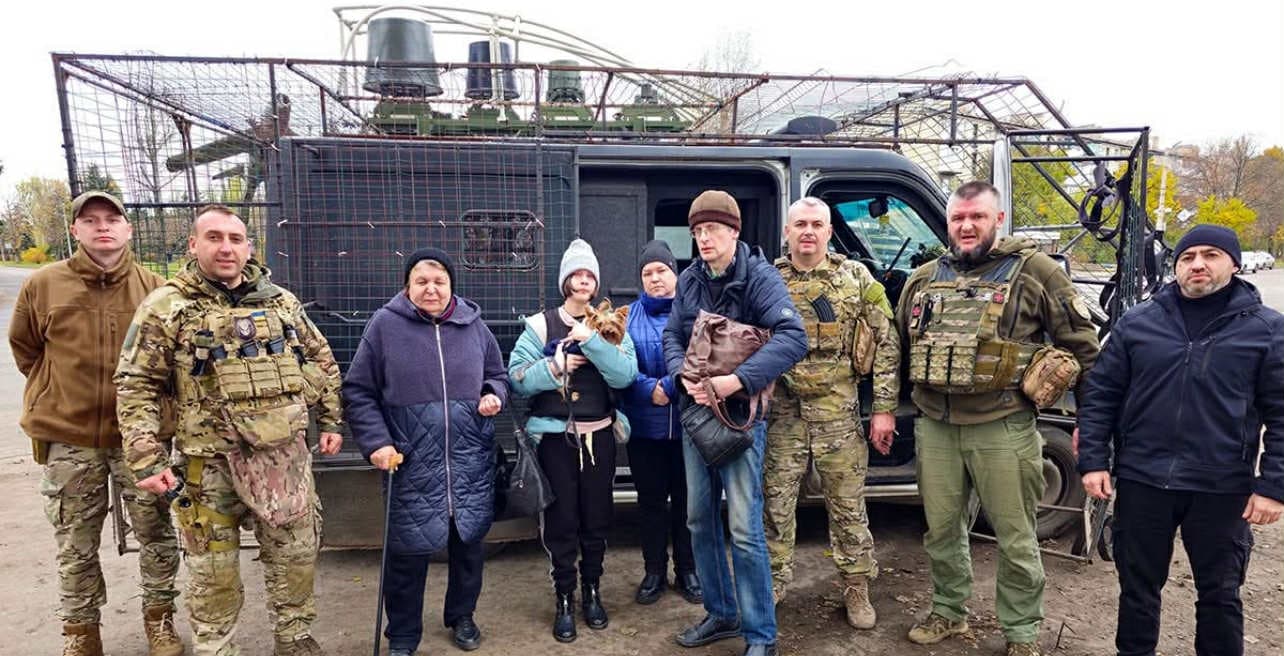 Під потужною атакою дронів поліцейські евакуювали з Костянтинівки родину з 13-річною дівчинкою