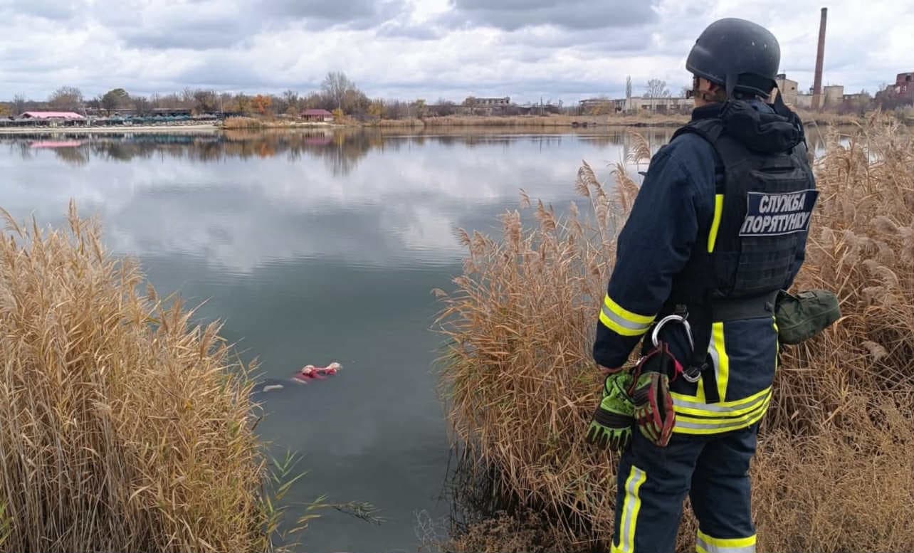 <em>В Славянске спасатели достали тело погибшего мужчины из озера. Фото: ГСЧС</em>