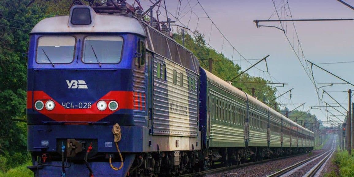 <em>Пасажирський поїзд далекого сполучення. Фото: Укрзалізниця</em>