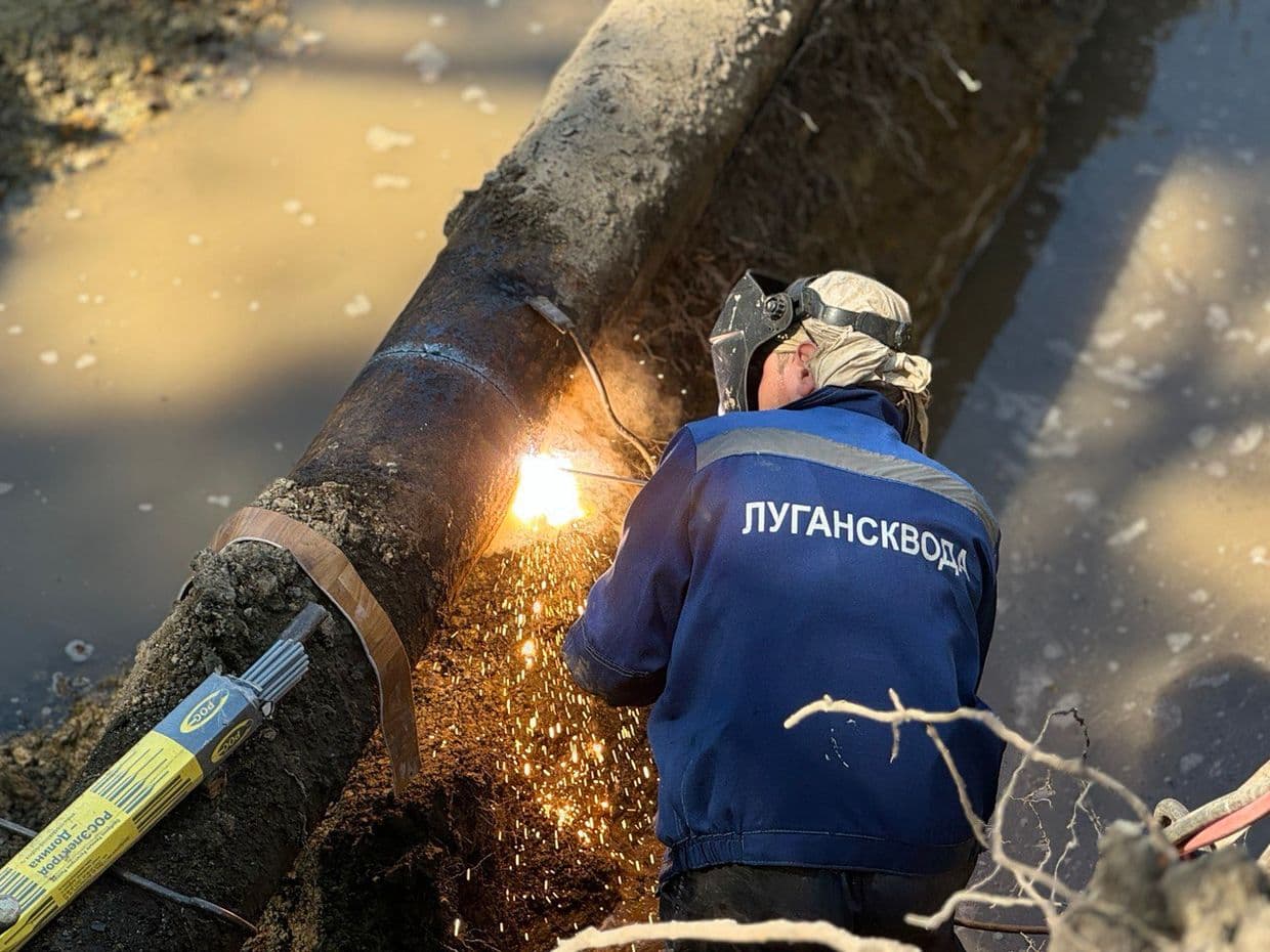 <em>Працівник окупаційної "Луганськводи" ріже трубу. Фото з відкритих джерел</em>