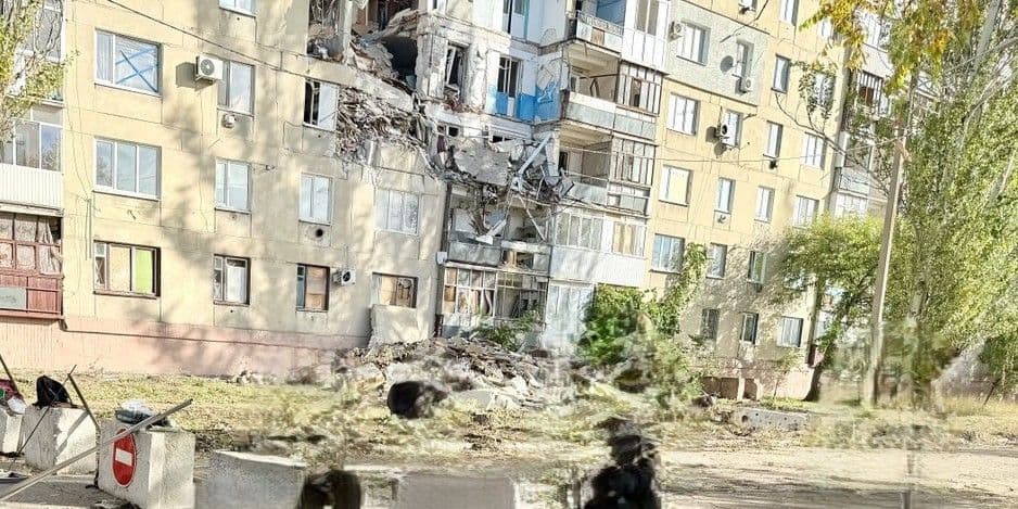 <em>Постраждала від російського удару багатоповерхівка в окупованому Рубіжному. Фото з відкритих джерел</em>