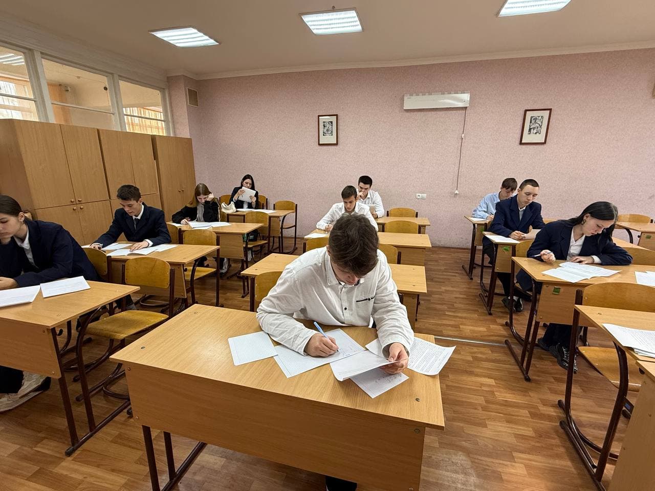 <em>Школярі окупованої Луганщини. Фото з відкритих джерел</em>