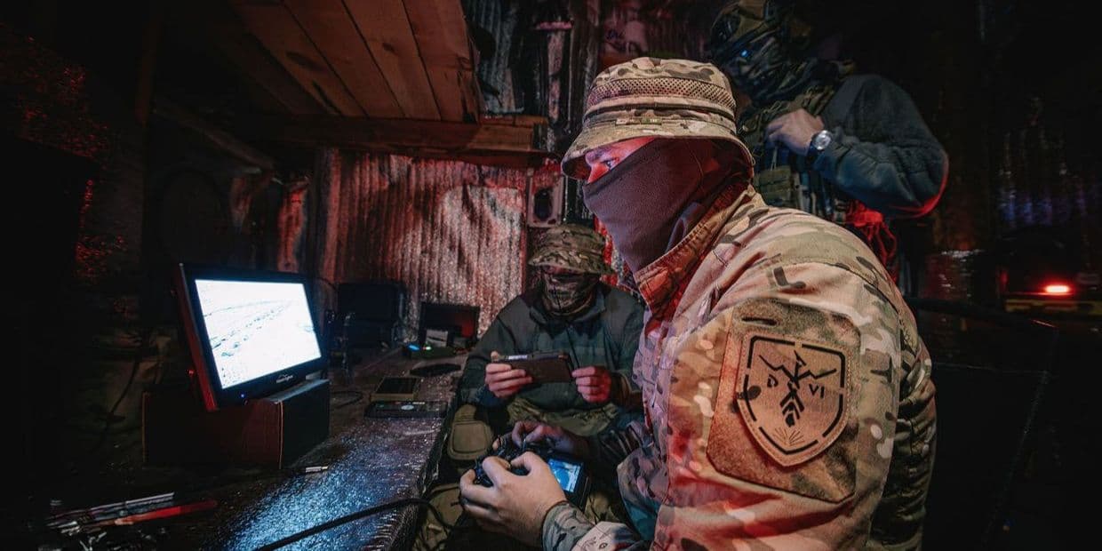 <em>Оперативные сотрудники СБУ отрабатывают по врагу FPV-дронами. Фото: Служба безопасности Украины</em>