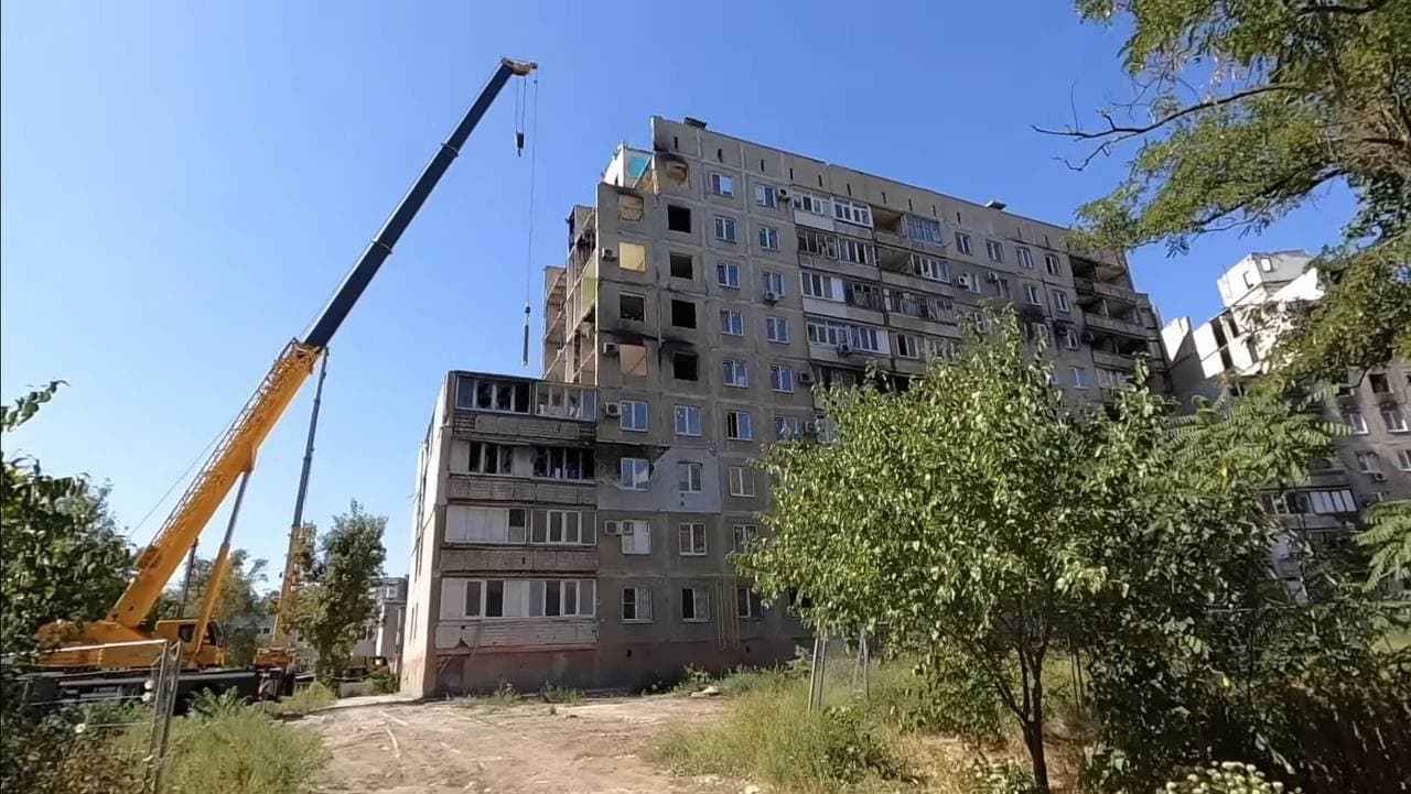 <em>Напівзруйнований житловий будинок. Фото: Маріупольська міська рада</em>