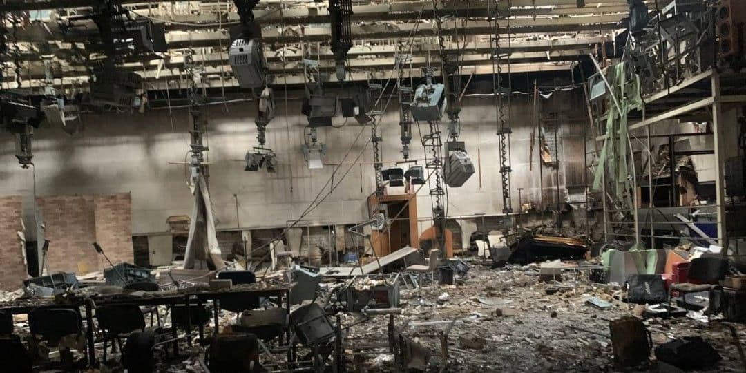 <em>Будівля філії "Суспільне Дніпро" та "Українське радіо Дніпро" зсередини. У ніч на 18 листопада російські війська атакували Дніпро 35 безпілотниками типу "Шахед"/"Герань-2". Фото: "Суспільне Дніпро"</em>