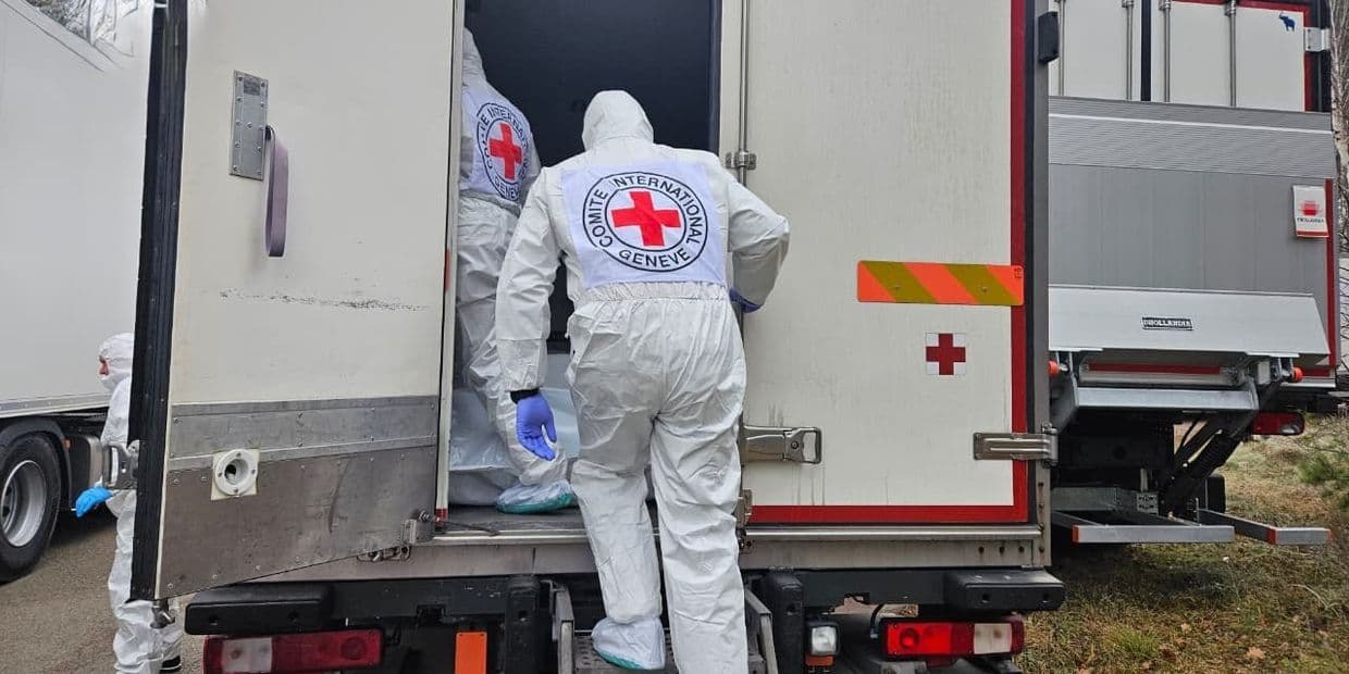 "На щиті" повернули в Україну ще тисячу тіл захисників (фото)